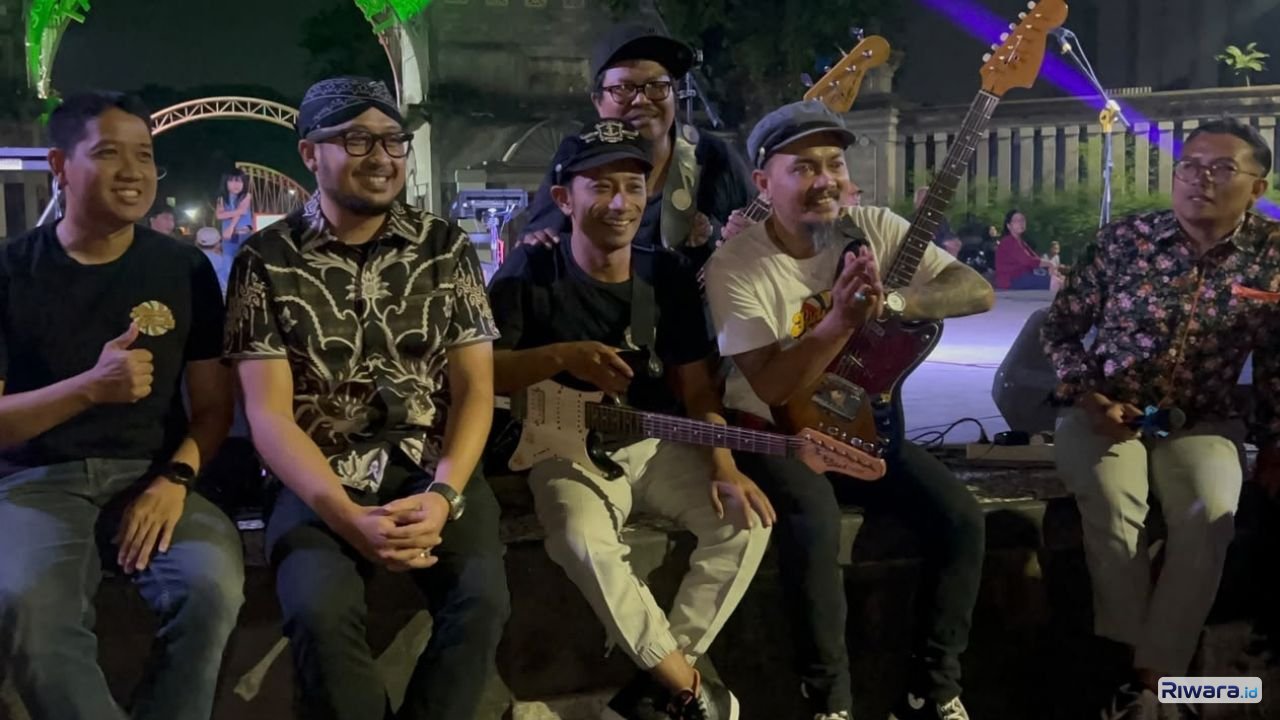 Sri Susuhunan Pakubuwana XIV saat menyambangi kegiatan Kamis di Sriwedari bersama Band Kidung Riang